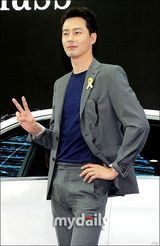 组图：赵寅成等现身釜山车展 看完帅男看车模