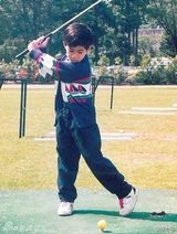 组图：众星晒童年萌照庆儿童节 自幼星范儿足