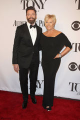 组图：杰克曼携妻现身红毯 高大帅气男神本色