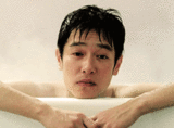 组图：堺雅人洗澡卖萌吐泡泡 大叔出浴血槽空