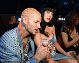 组图：水果姐凯蒂-佩里获最佳女歌手录影带奖 举杯相庆