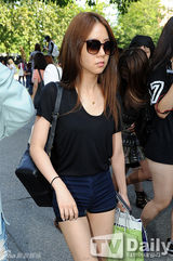 组图：Super Junior回归赴电视台彩排 粉丝围堵拍照忙