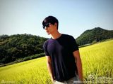组图：张亮稻田留影紧身T恤秀肌肉 大长腿抢镜