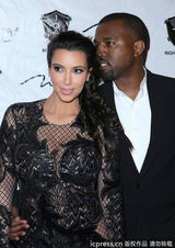 组图：卡戴珊怀孕后首亮相 与男友耳语秀恩爱