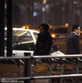 组图：郭晶晶素颜抵沪自推行李 寒风中苦等座驾