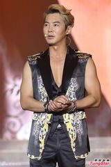 高清图：神话香港开场秀肌肉 配对比心致谢