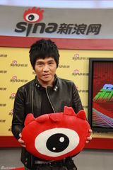 组图：曹格做客聊新碟 认为娱乐圈像动物园