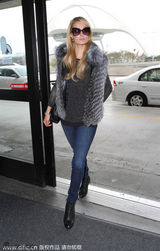 组图：希尔顿墨镜皮草装亮相 V字手势大方任拍