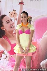 组图：关颖低胸爆乳装为代言内衣走秀