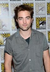 组图：斯图尔特露腰Tee荧光短裙晒长腿动漫展抢镜