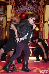 组图：潘玮柏亮相香港签唱会 又唱又跳high翻场