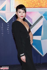 组图：胡杏儿黑裙高贵魅惑 牵手郑嘉颖亮相红毯