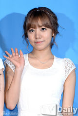 组图：韩团A pink任宣传大使黑白配甜美亮相