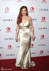 组图：林赛-罗韩低胸曳地长裙亮相新片首映