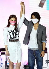 组图：《不再说分手》发布会郑伊健周秀娜亮相