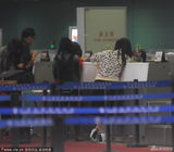 组图：柳岩穿豹纹装现身机场 劳累趴柜台上休息