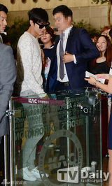 组图：李敏镐现身机场 工作人员争拍照