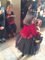 组图：王诗龄纽约登T台 小公主不改吃货本色