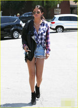 组图:赛琳娜戴黑超披皮衣 不羁神情帅气出街