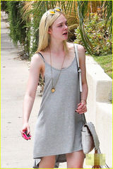 组图：艾丽-范宁休闲连身裙现身显青春时尚