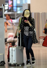 独家：张慧雯素颜潮装回京 一路低头玩手机