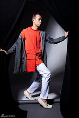 组图：黄觉写真散发搞怪功力 自嘲耍宝有心得