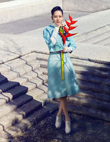 组图：海清时尚写真率性干练 深V尽显柔美本性