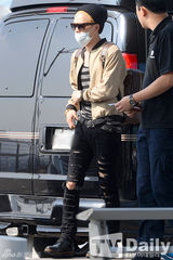 组图：韩团JYJ墨镜亮相机场 在中口罩遮面