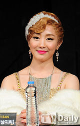 组图：《雨中曲》圭贤湿身放歌Sunny娇美可爱