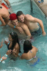 组图：90后球星威尔希尔湿身派对遭猛男强吻