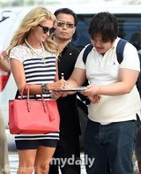 组图：希尔顿韩国大马路上狂摆POSE任拍