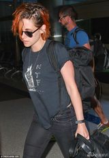 组图：暮光女变太妹！染红发盘头不羁做自己