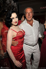 组图：脱衣舞娘助兴富商生日 裸身出浴大秀豪乳