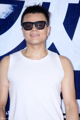 独家：崔丹尼尔宣传新片戴眼镜似哈利波特