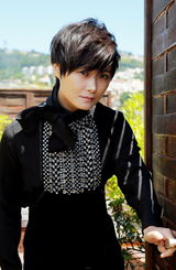 组图：李宇春戛纳拍写真 黑衣酷帅钻饰高贵