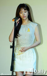 组图：韩智敏等出席女性电影节 长发飘逸自然美