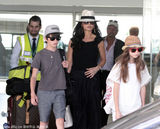 组图：道格拉斯全家抵机场 泽塔琼斯小露香肩