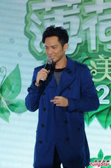 组图：钟汉良宝蓝风衣潇洒帅萌 大方分享健身经