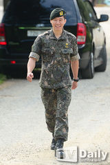 组图：韩星金武烈退伍 曾休长病假惹争议