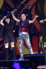 组图：多变哈林(庾澄庆)唱金曲 登小巨蛋万人同欢