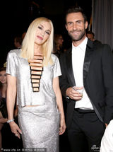 组图：格温-史蒂芬妮与魔力红主唱亚当莱文颁奖