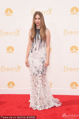 组图：泰莎-法米加镂空长裙亮相艾美红毯