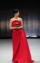 组图：桂纶镁与雷神克里斯同台 大红礼服瞄帅哥