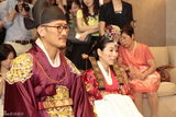 组图：许茹芸首尔婚礼似韩剧 穿艳红韩服吻老公