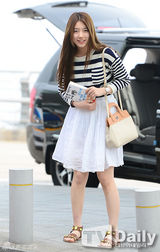 组图：MissA秀智现身机场 白裙清纯无敌