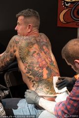 组图：英纹身展辣妹登台惹火 僵尸造型酷男抢镜