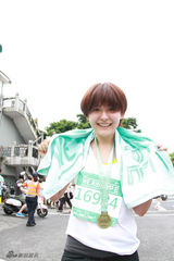 组图：热依扎长跑塑火辣身材 清凉登台半球隐现