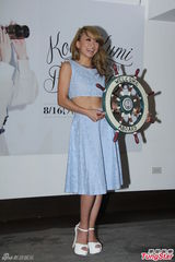 组图：幸田来未露小蛮腰催票 不停鞠躬问好