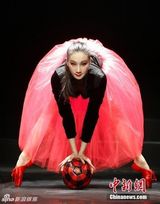 组图：足尖上的世界杯 东方芭蕾美女性感演绎