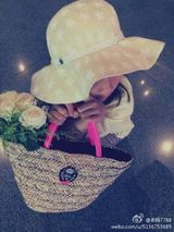 组图：奶爸萌娃再出发 吴镇宇对嘴喂儿子饼干